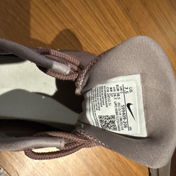 Shoes - Picture 4 of 4